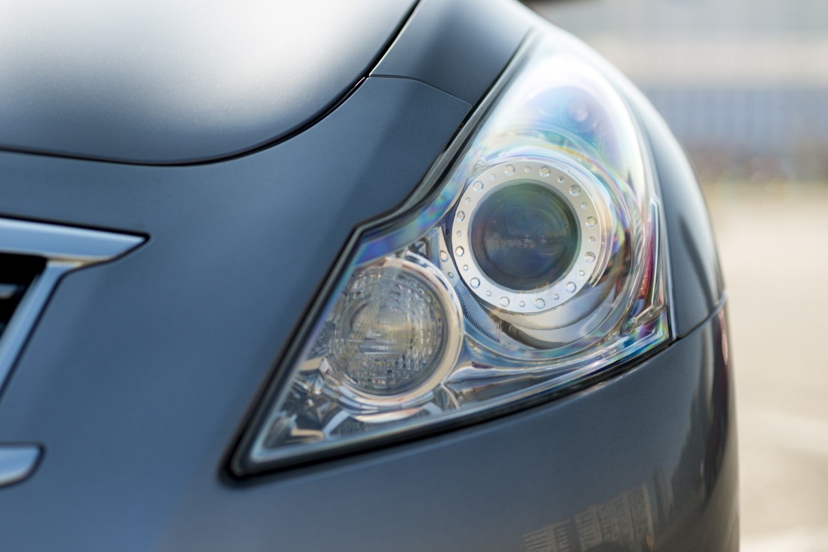 Rigenerare fari auto: quanto è importante per la sicurezza?